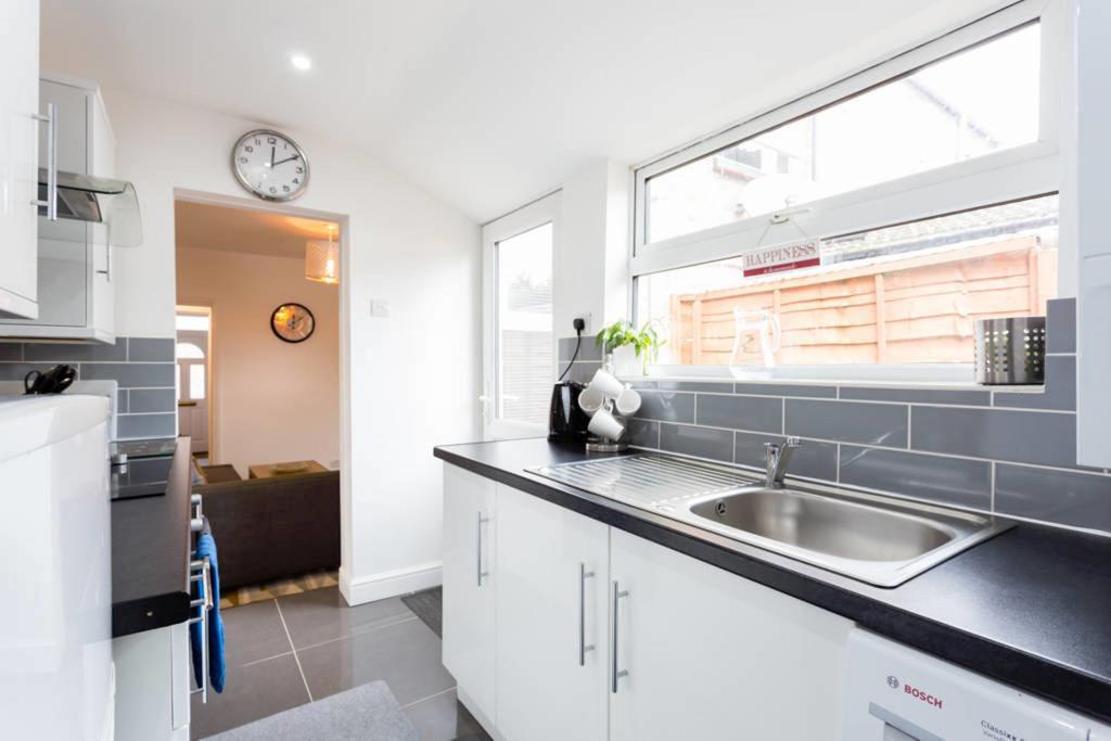Ashton House - Stylish 2 Bedroom House, Close To Luton Town Center & Airport Екстериор снимка